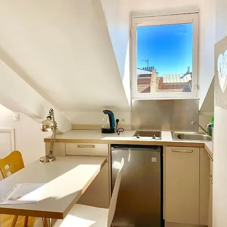 Renovated Chic Location Διαμέρισμα